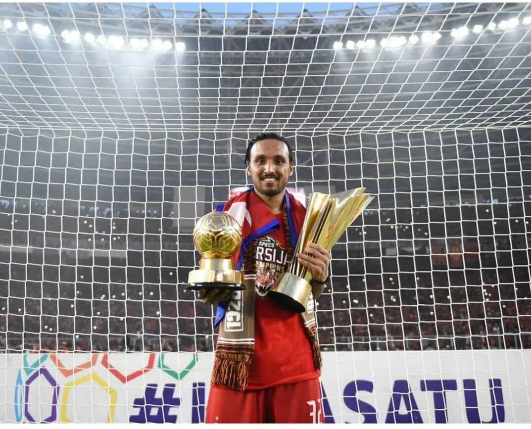 DUA PENGGAWA PERSIJA YANG MENYABET GELAR PEMAIN TERBAIK