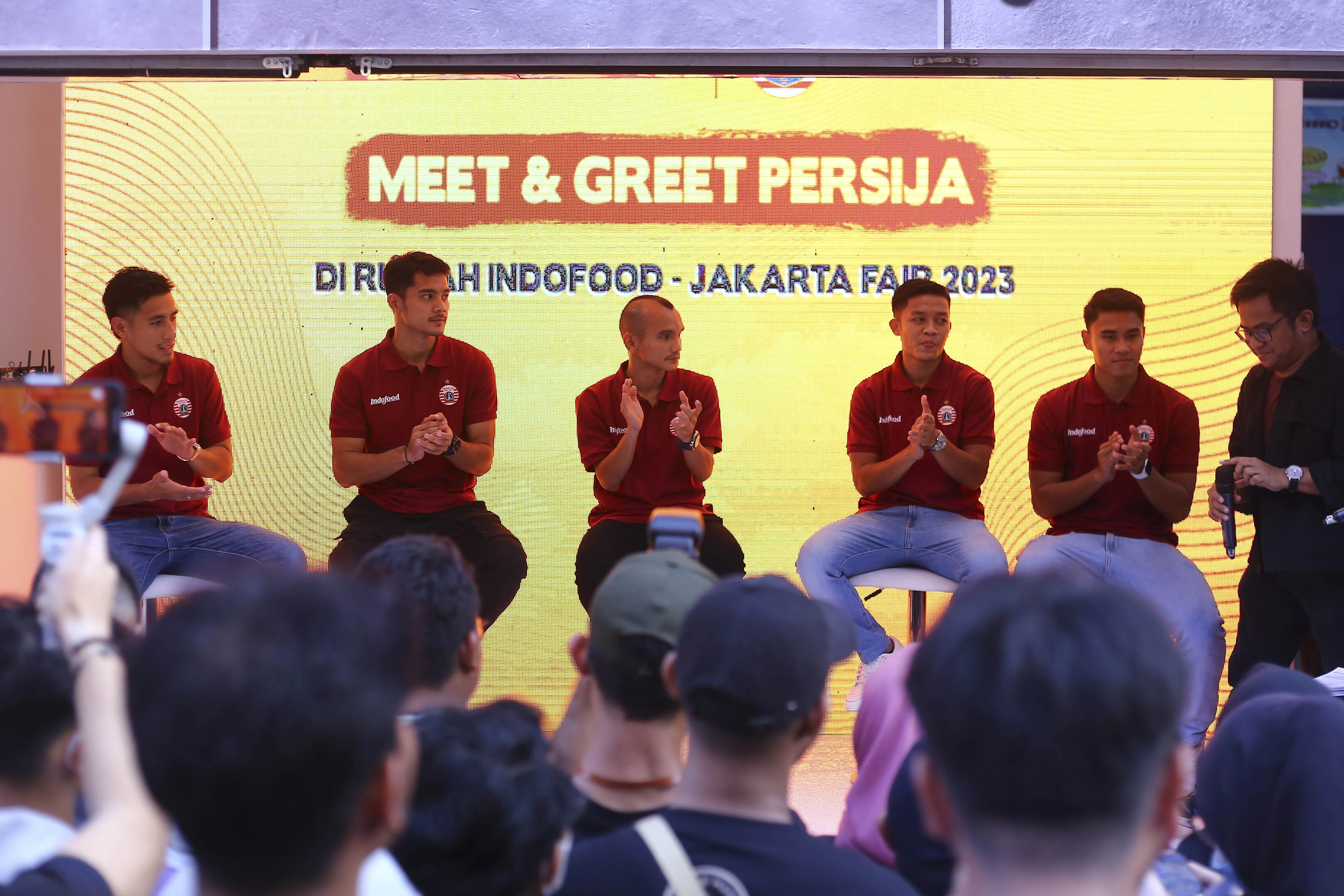 KESERUAN MEET AND GREET LIMA PEMAIN PERSIJA BERSAMA INDOFOOD