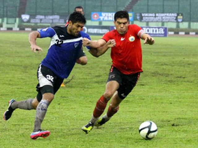 SEJARAH HARI INI: PERSIJA TAKLUKKAN PBR (2013)