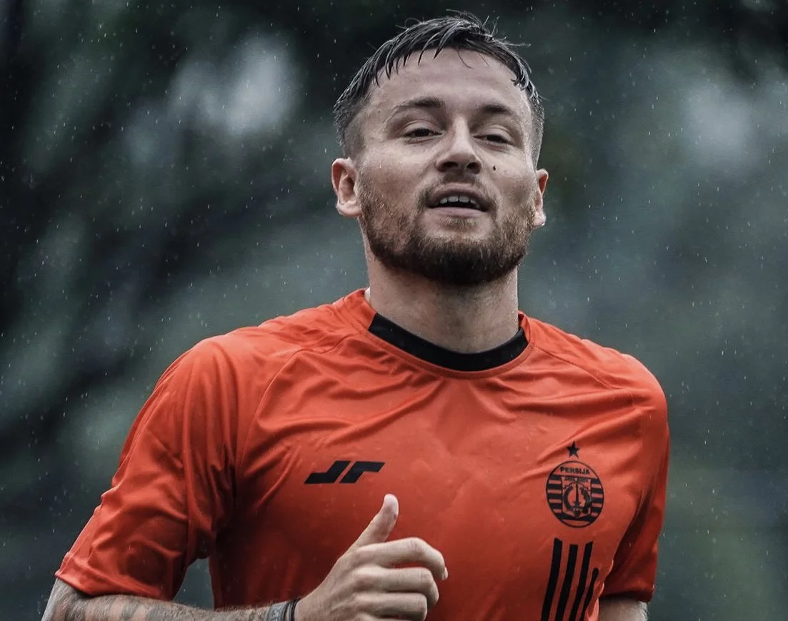 PELATIH PERSIJA BERIKAN ALASAN TIDAK MAINKAN KLOK