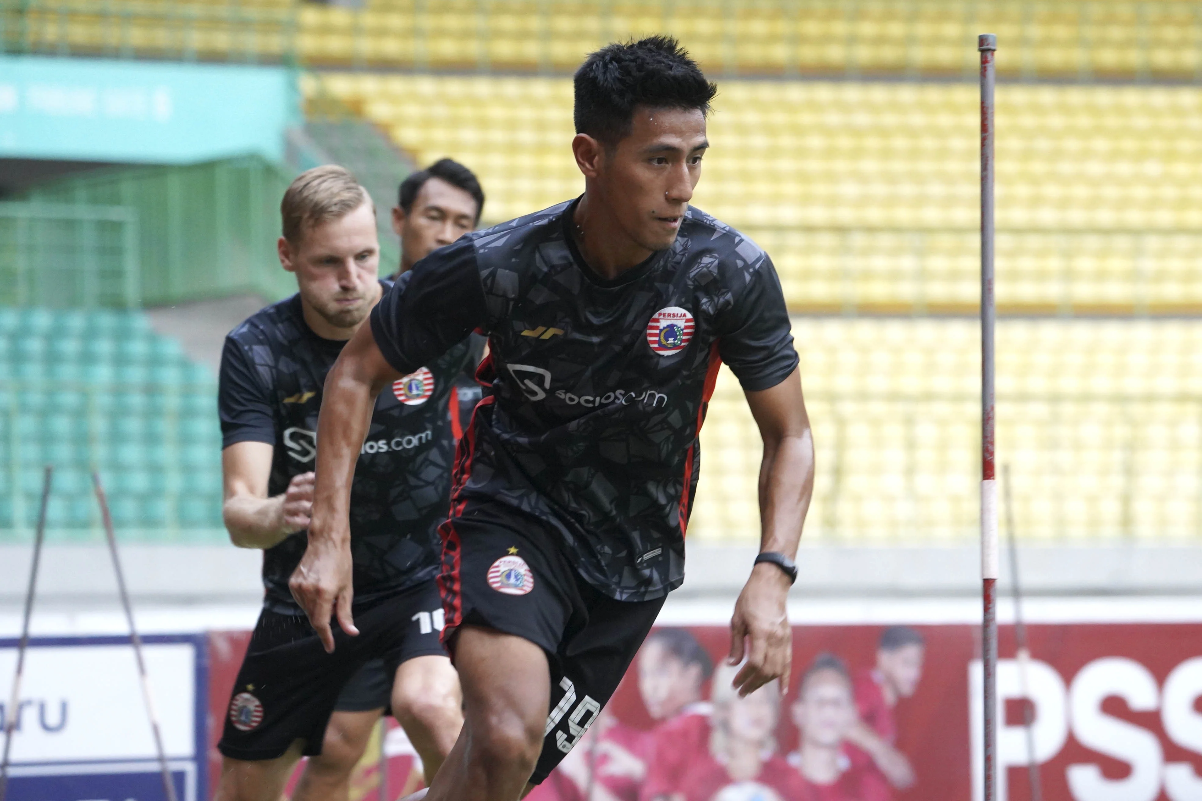 HANIF SJAHBANDI ANTUSIAS MAIN DI HADAPAN THE JAKMANIA LAGI