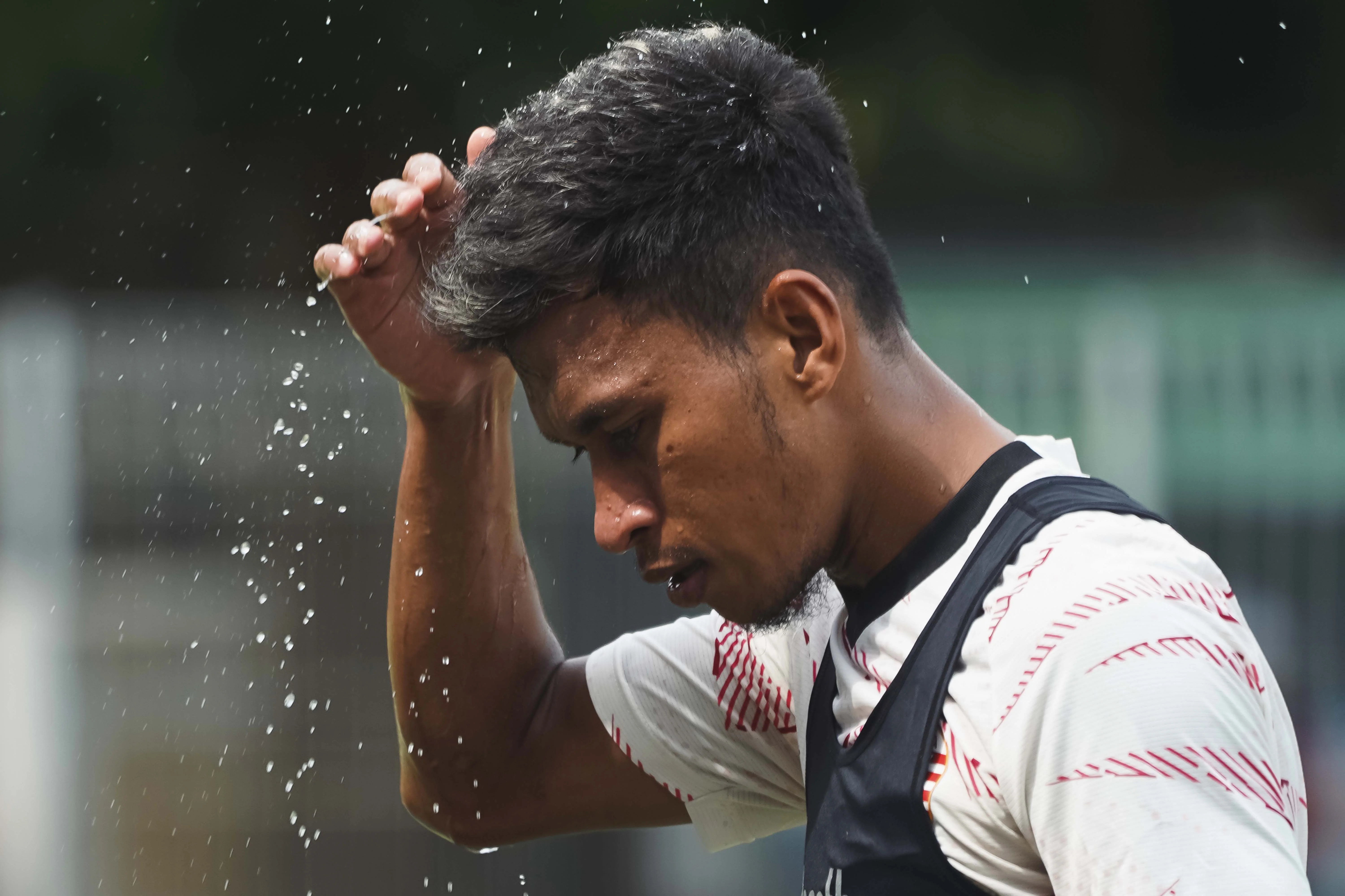 BERJUANG DI ENAM LAGA TERSISA